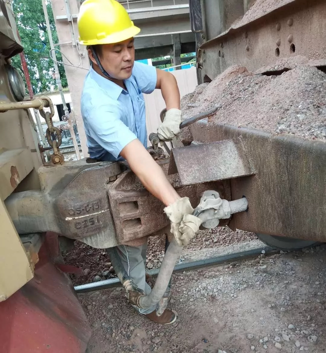 愛(ài)崗敬業(yè) 扎實(shí)奮進(jìn)——記萬(wàn)年廠原料車間石灰石運(yùn)輸工段調(diào)車員葉飛